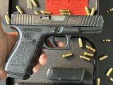 Glock 19 C Anahtarlı versiyon , iki anahtarı  kutusu yedek sarjörü ile  kompansatörlü 9 mm 15+1 ve 1000 dolar harcanarak özel işlem görmüş mükemmel görsellikte