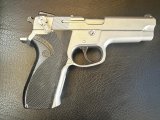 Smith Wesson 5906 Son Derece Temiz ve Çok Az Atış Yapılmış